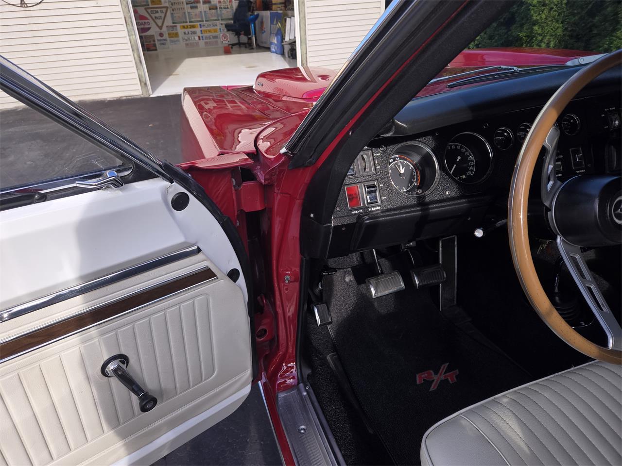 Dodge-Coronet-rt-1969-RedBlack-Vinyl-Roof-White-18