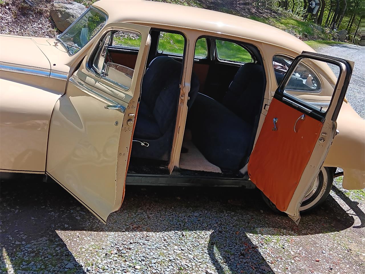 Dodge-Custom-1948-Yellow-Navy-Blue-tan-2