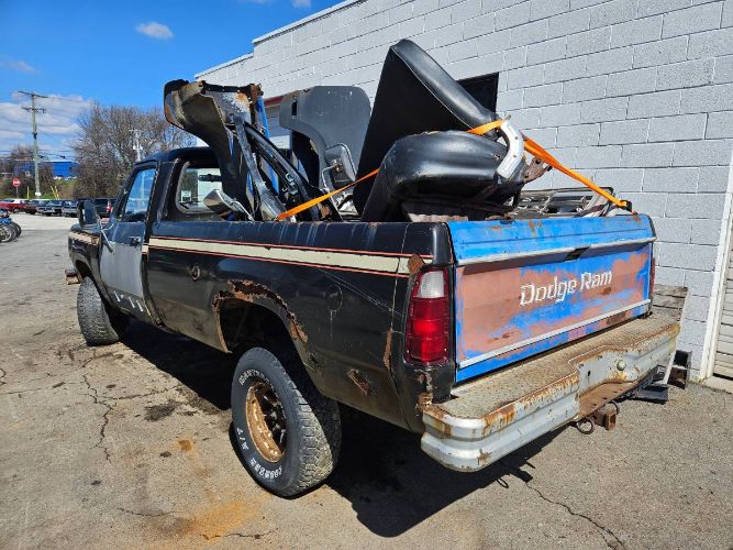 Dodge-D150-1977-Black-6