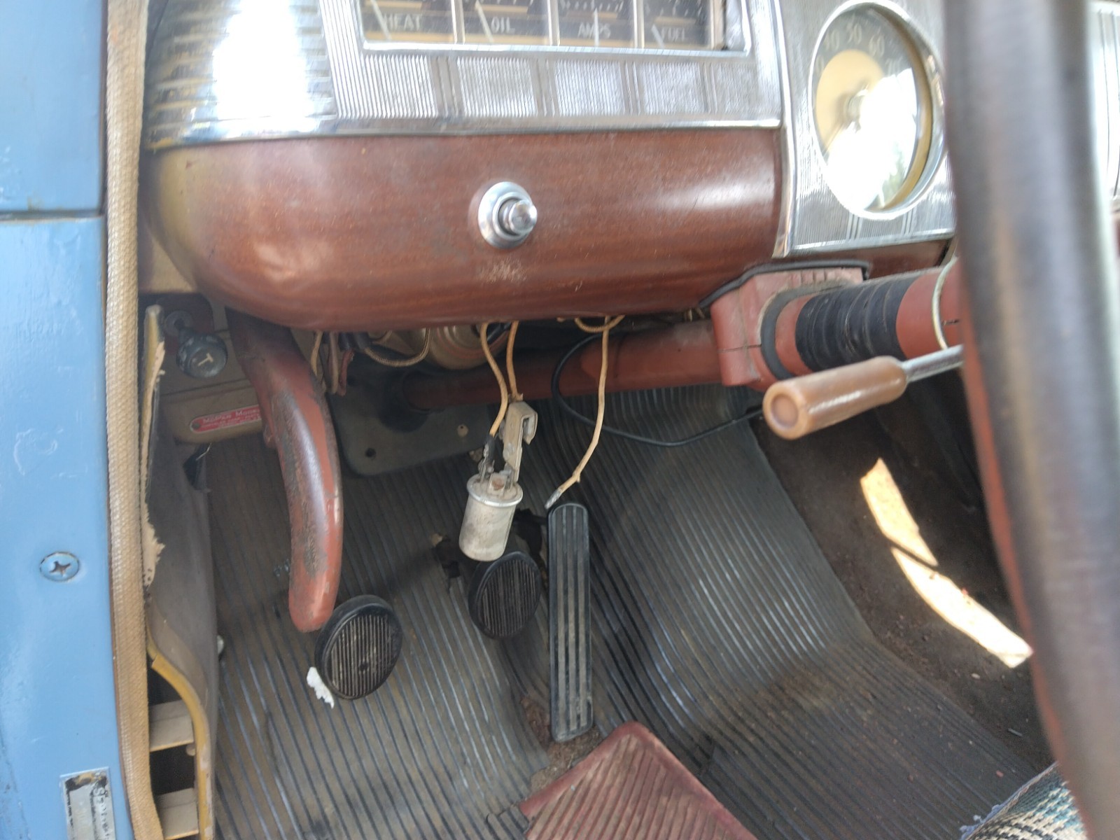 Dodge-D24-Fluid-Drive-1946-Sedan-23