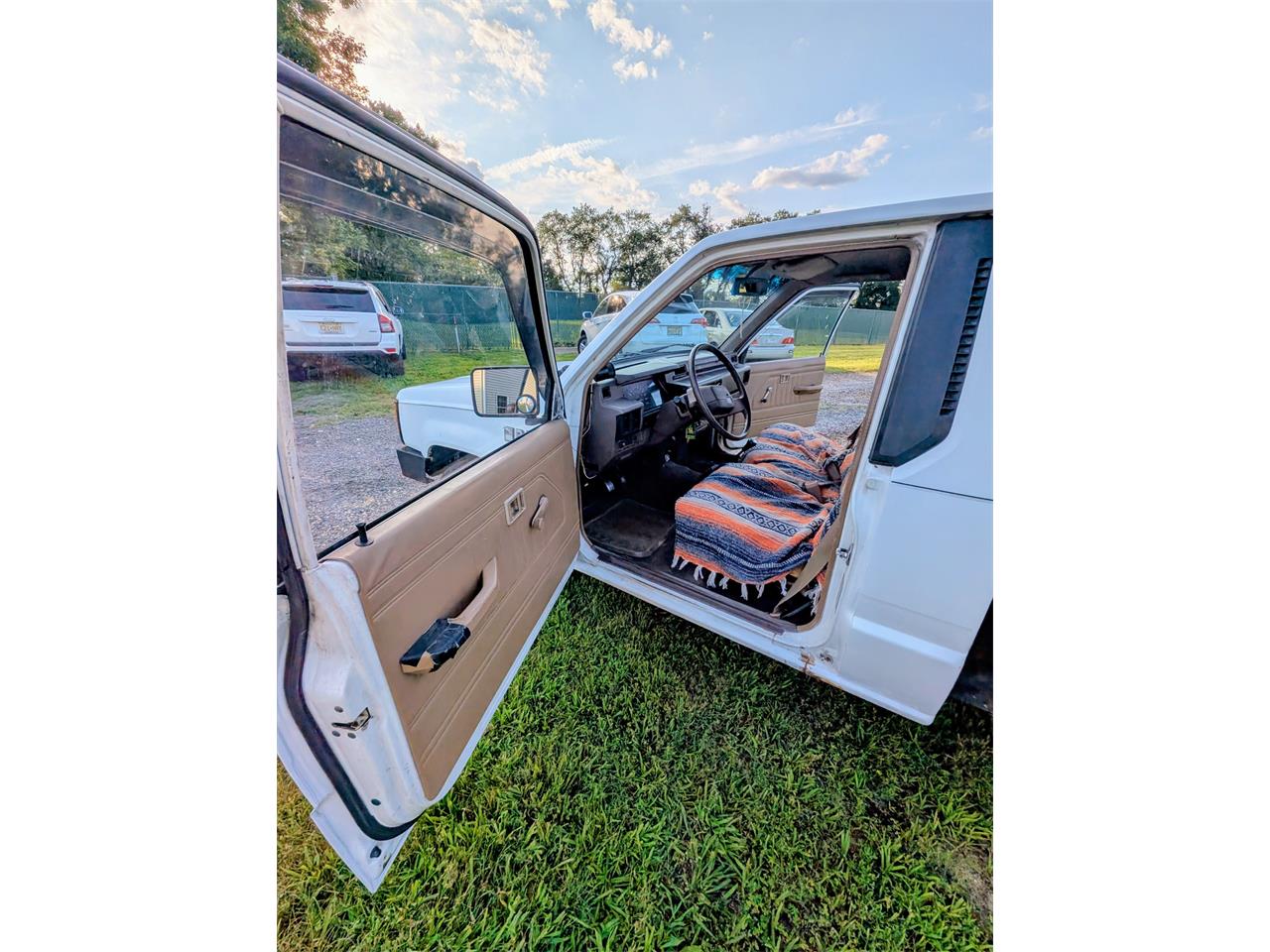 Dodge-D50-1988-White-Tan-6