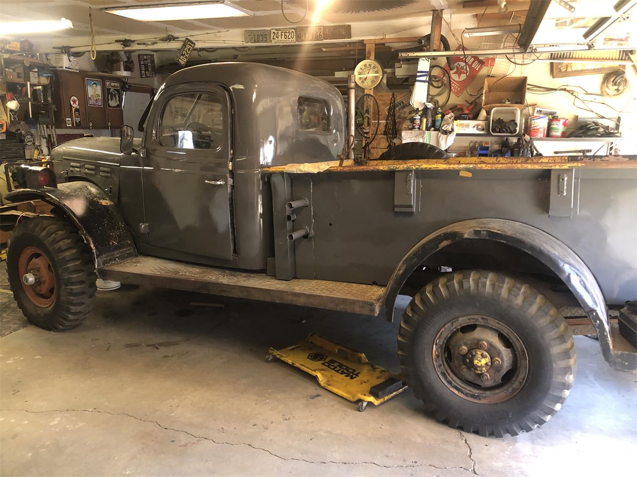 Dodge-Power-wagon-1946-grey-black-3