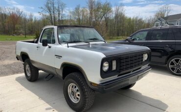 Dodge-Ramcharger-1977-white-grey-1