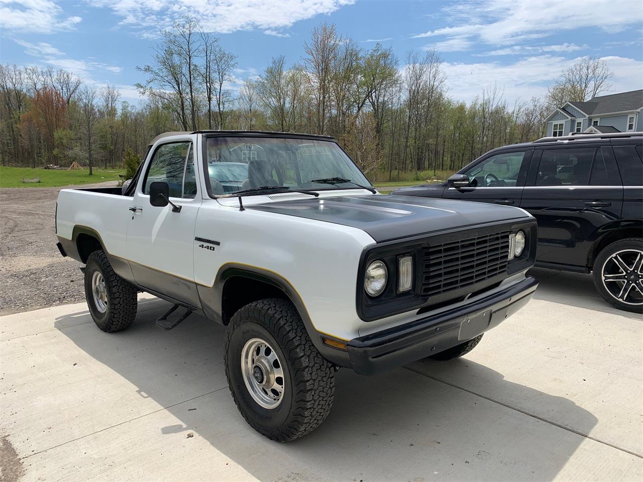 Dodge-Ramcharger-1977-white-grey-1