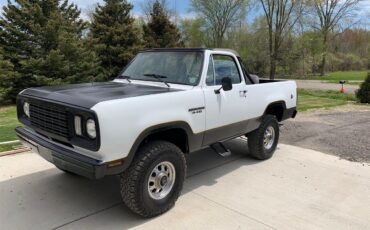Dodge-Ramcharger-1977-white-grey-2