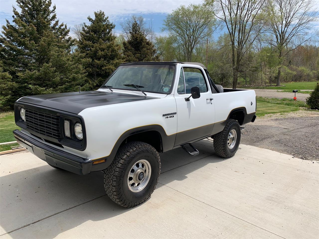 Dodge-Ramcharger-1977-white-grey-2