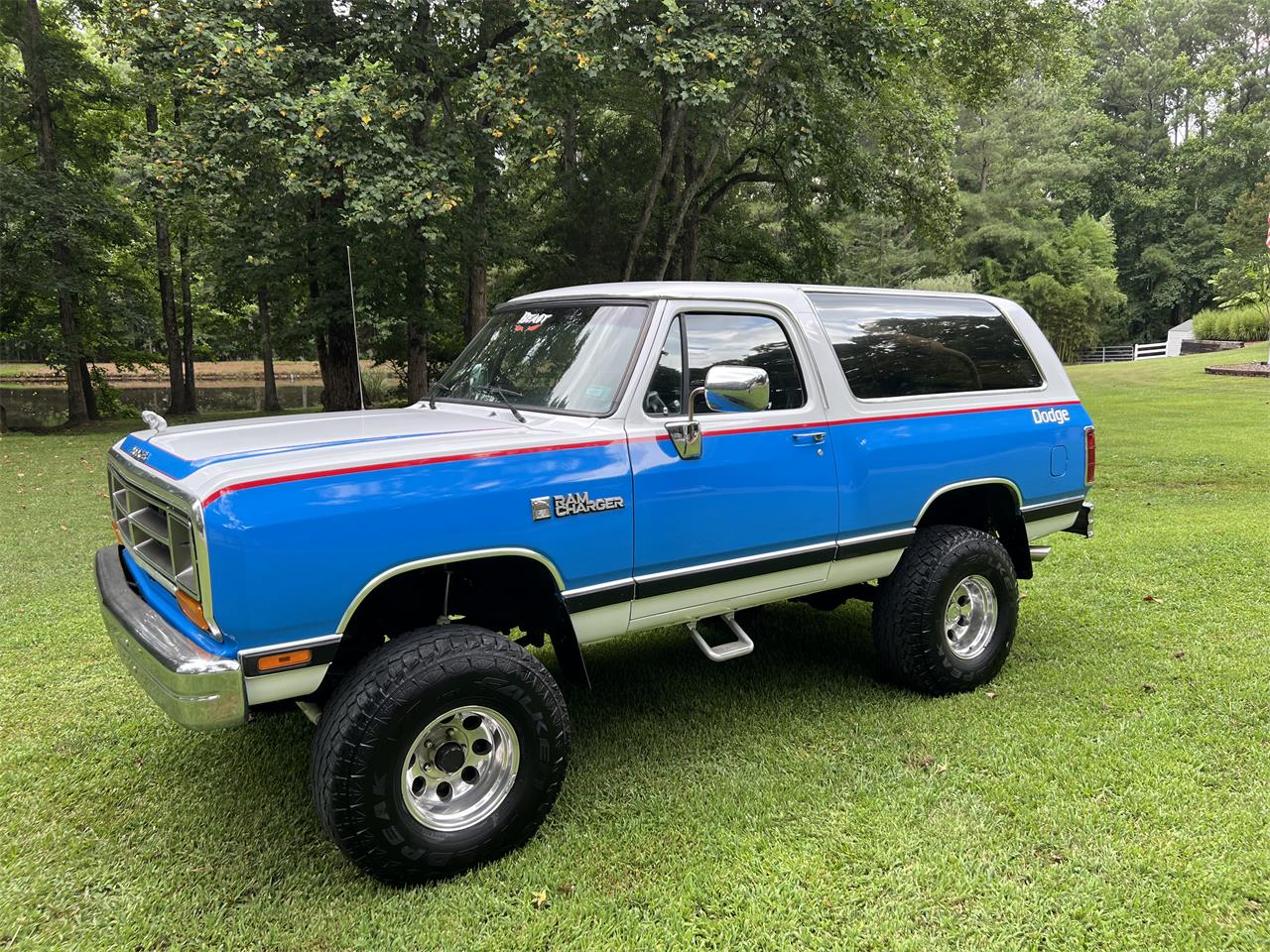 Dodge-Ramcharger-1990-Blue-and-white-Black-1