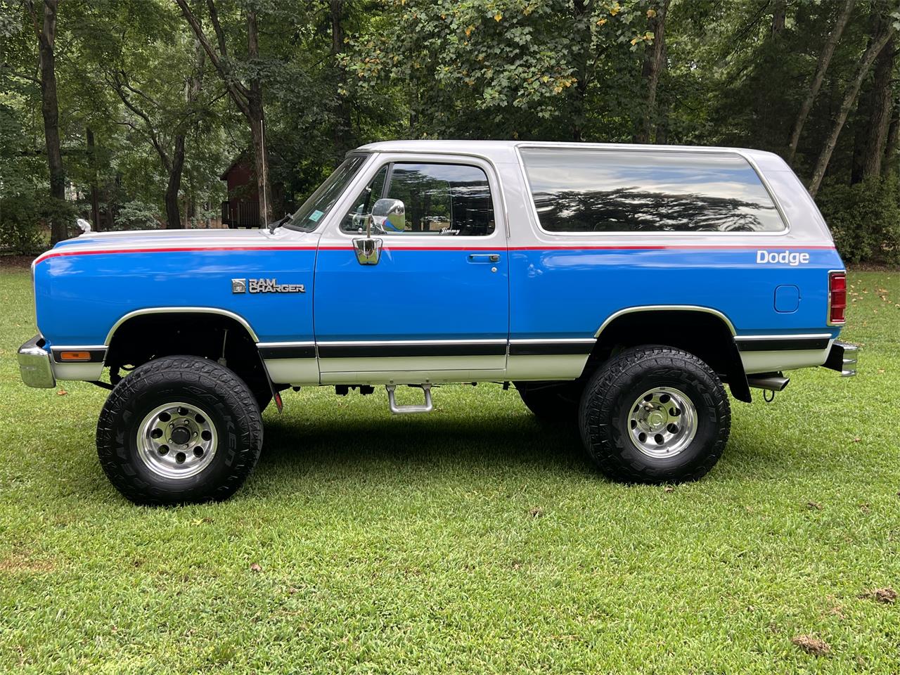 Dodge-Ramcharger-1990-Blue-and-white-Black-2