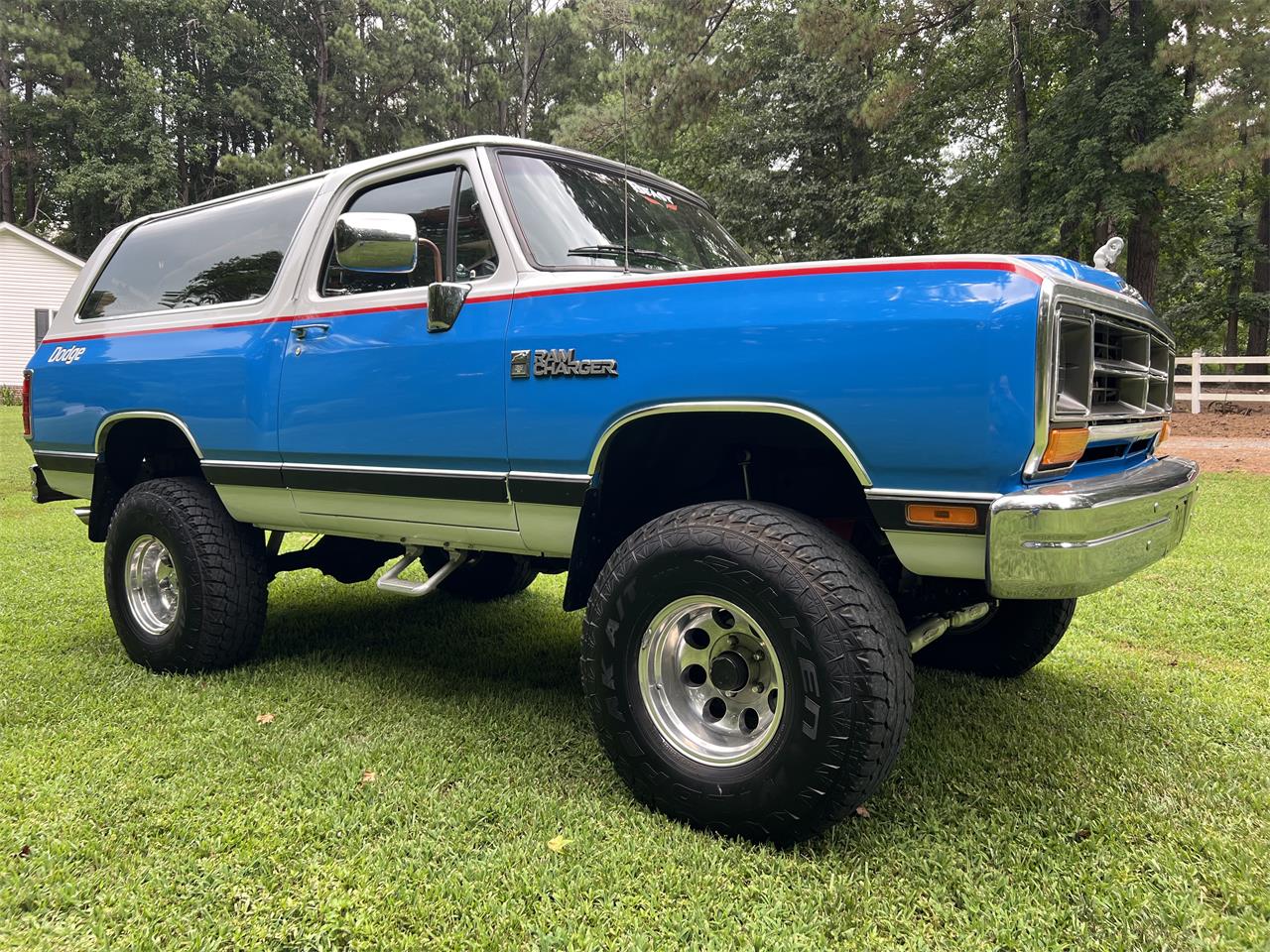 Dodge-Ramcharger-1990-Blue-and-white-Black-3