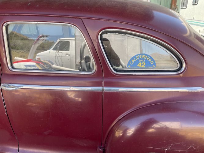 Dodge-Sedan-1942-Maroon-Tan-2
