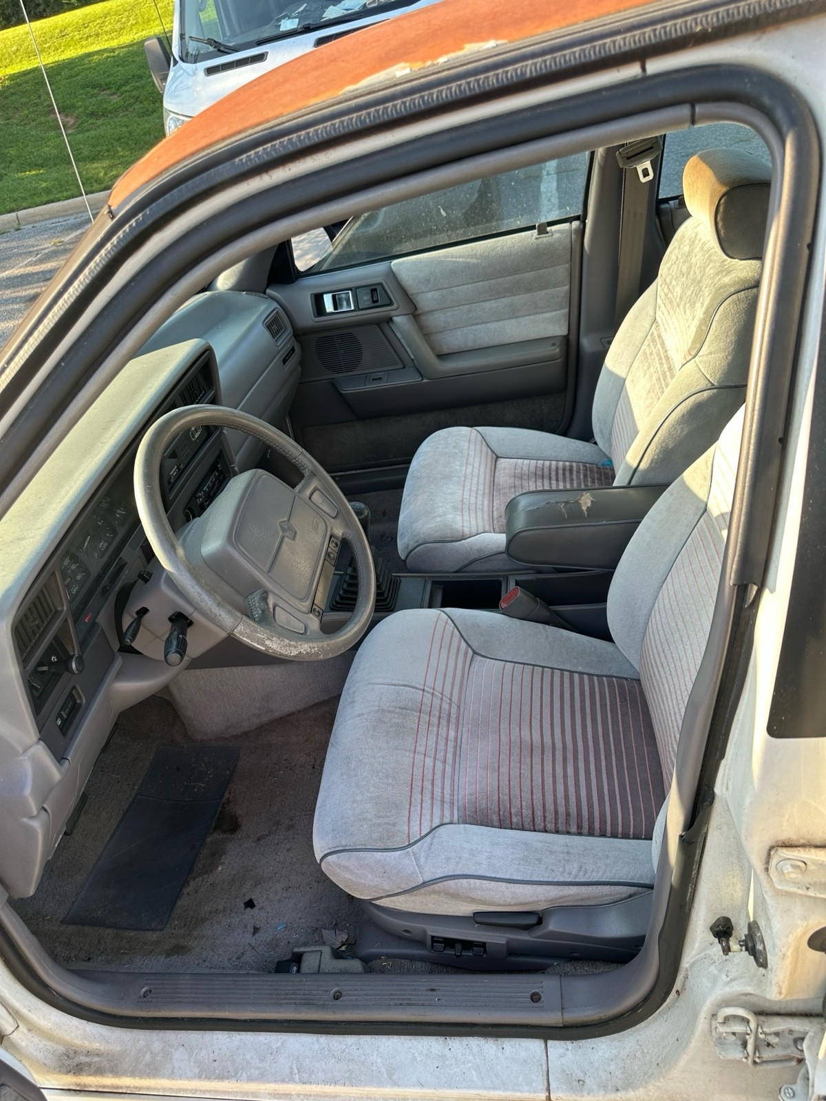 Dodge-Spirit-1992-Sedan-16