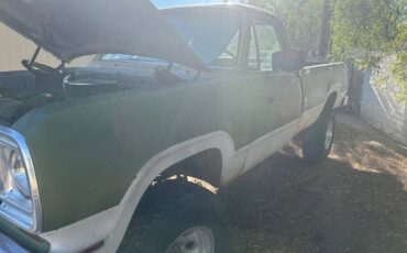 Dodge-adventure-sports-4-x-4-1973-green-1