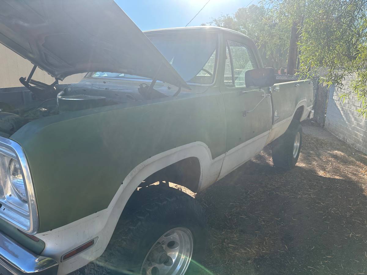 Dodge-adventure-sports-4-x-4-1973-green-1