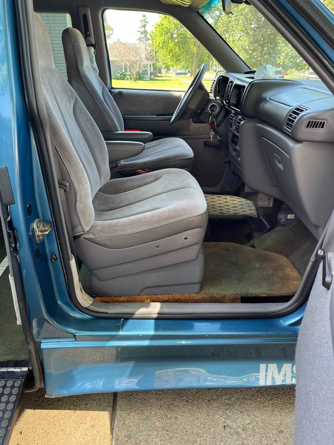 Dodge-caravan-se-rampvan-from-ims-1994-blue-1
