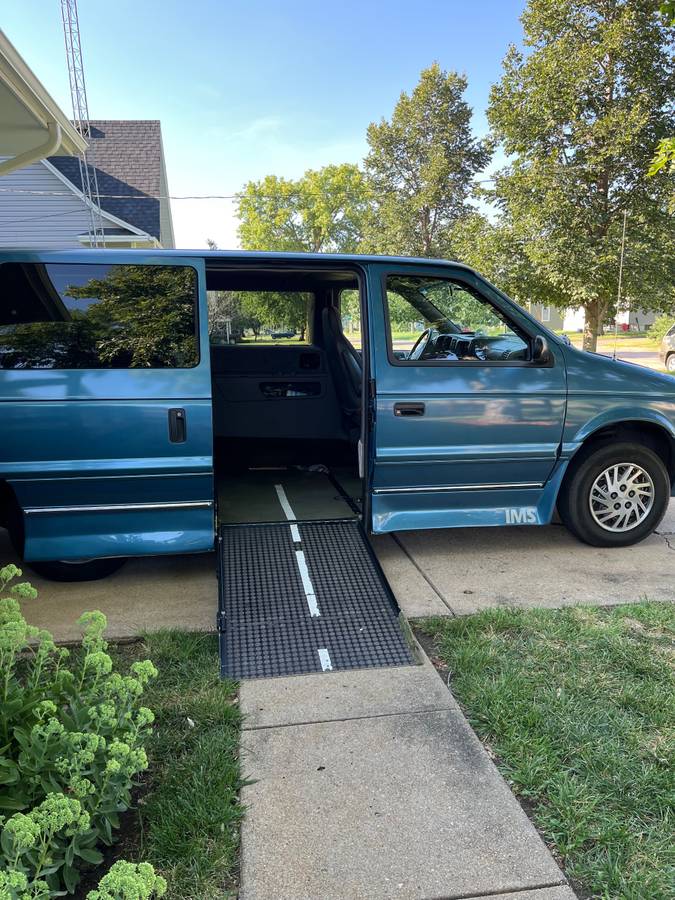 Dodge-caravan-se-rampvan-from-ims-1994-blue-3