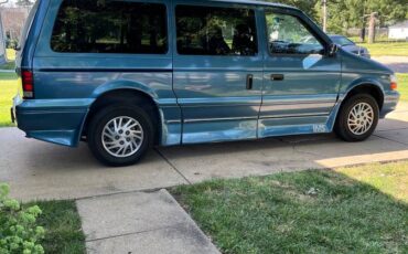 Dodge-caravan-se-rampvan-from-ims-1994-blue