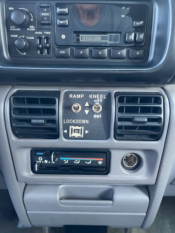 Dodge-caravan-se-rampvan-from-ims-1994-blue-4