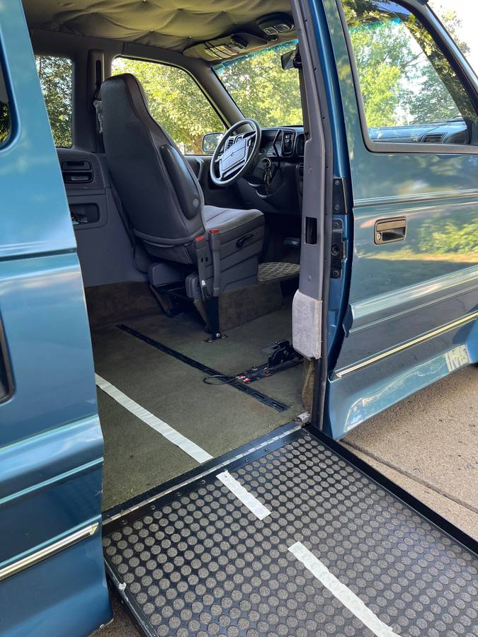 Dodge-caravan-se-rampvan-from-ims-1994-blue-7