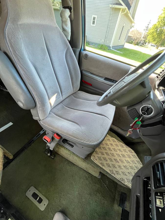 Dodge-caravan-se-rampvan-from-ims-1994-blue-8