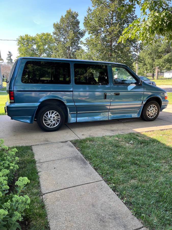 Dodge-caravan-se-rampvan-from-ims-1994-blue