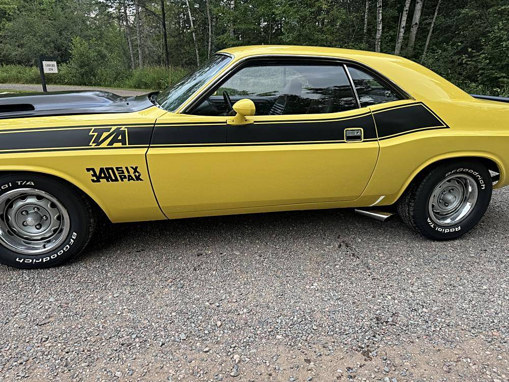 Dodge-challenger-1970-yellow-12