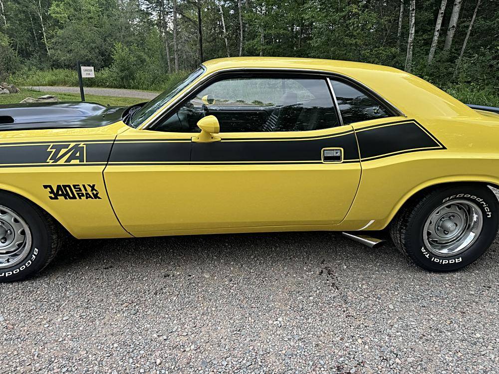 Dodge-challenger-1970-yellow-13
