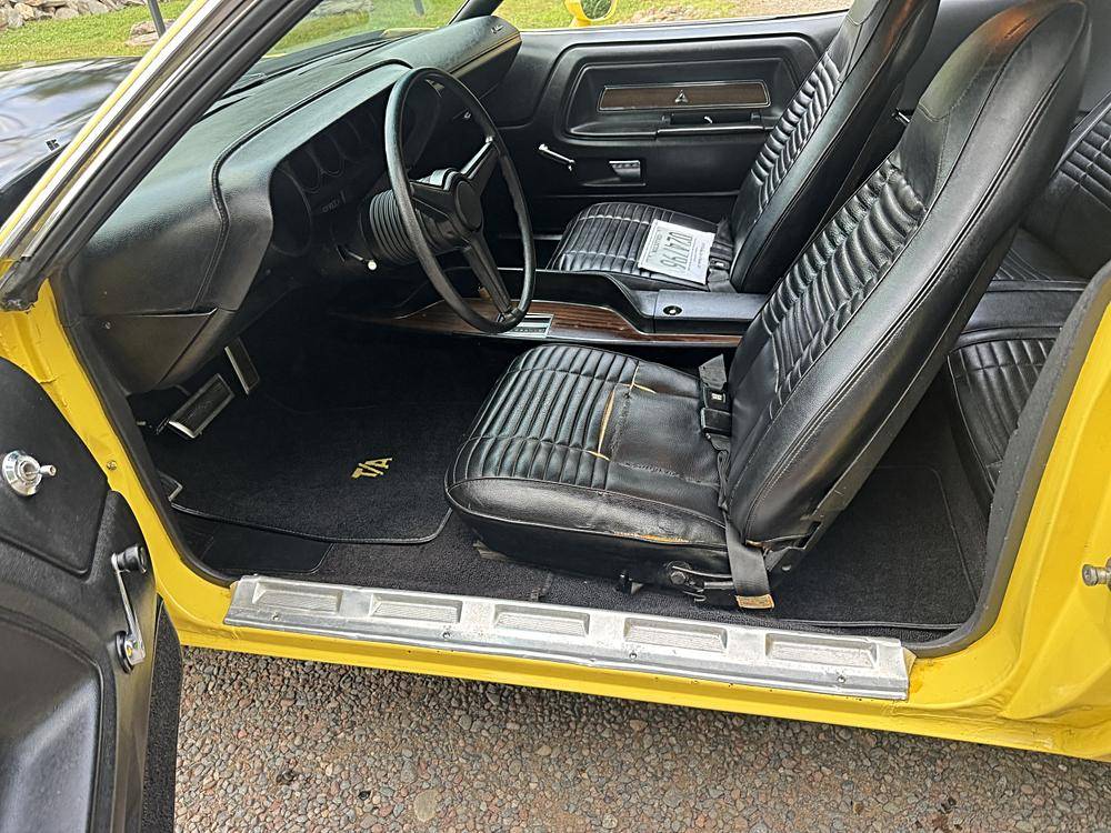 Dodge-challenger-1970-yellow-17