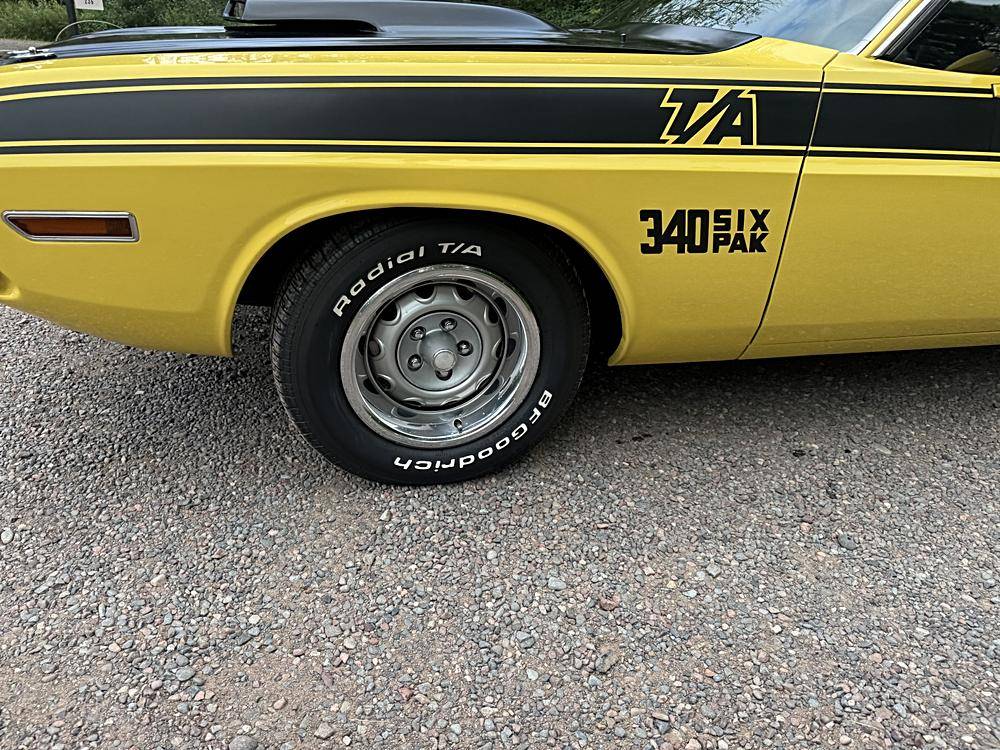 Dodge-challenger-1970-yellow-7