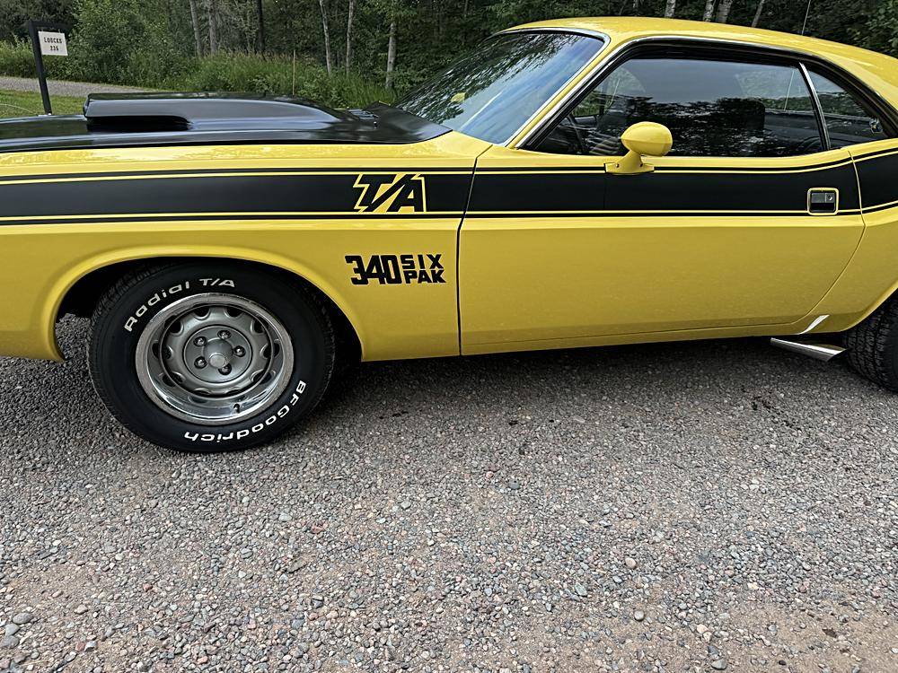 Dodge-challenger-1970-yellow-8