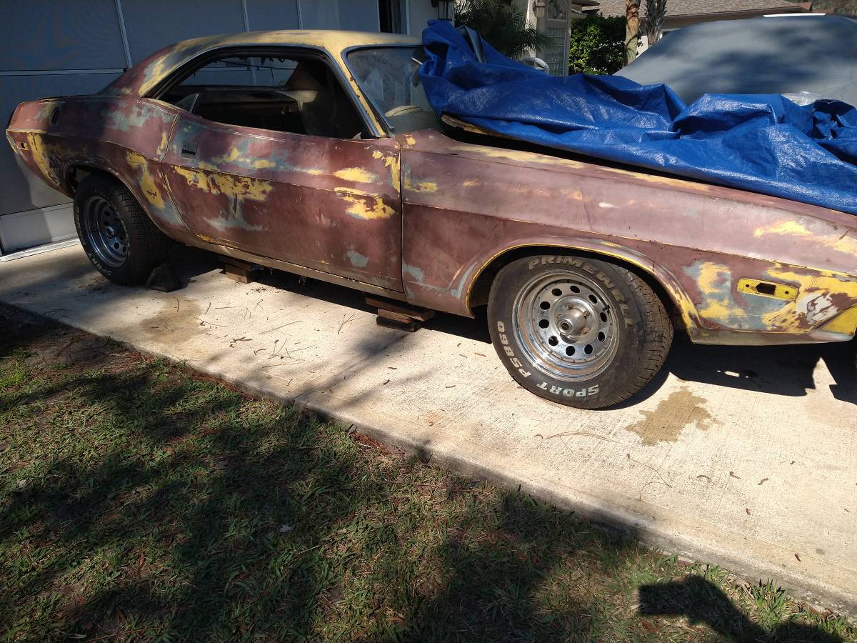 Dodge-challenger-1972-yellow