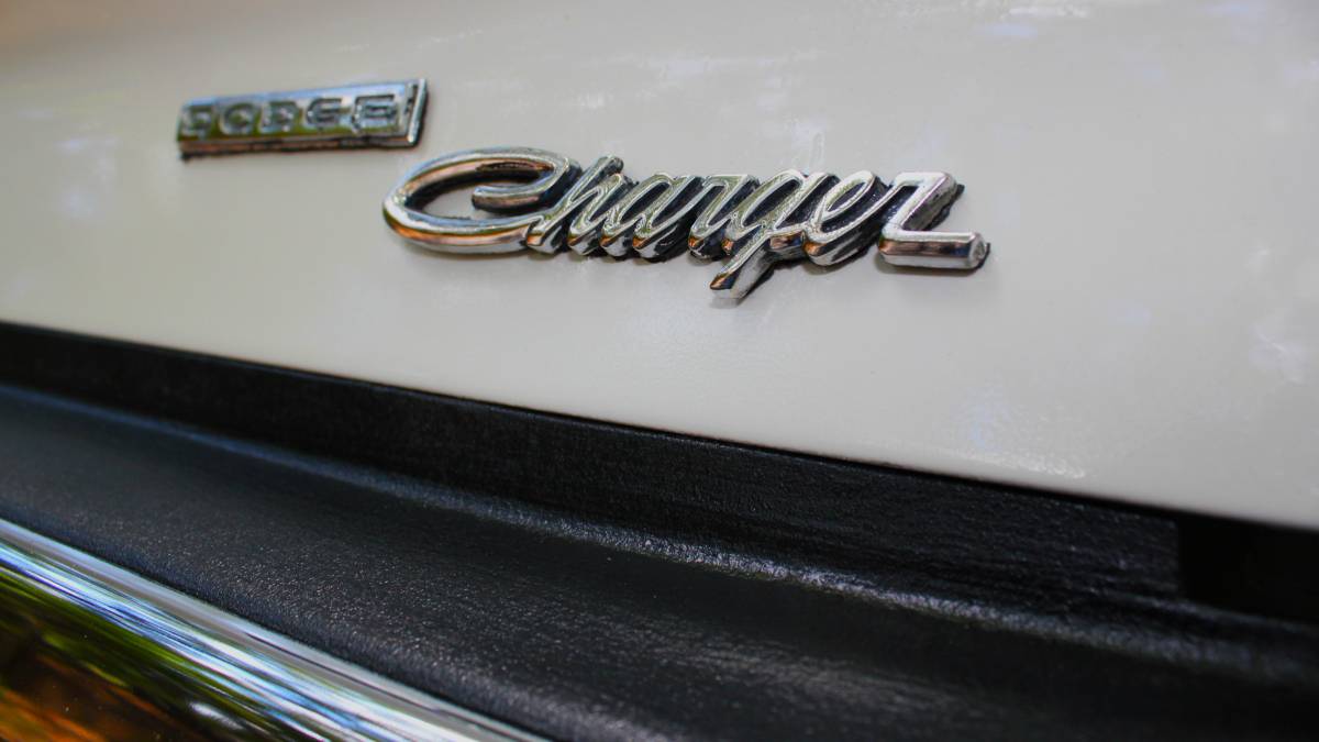Dodge-charger-1973-white-21