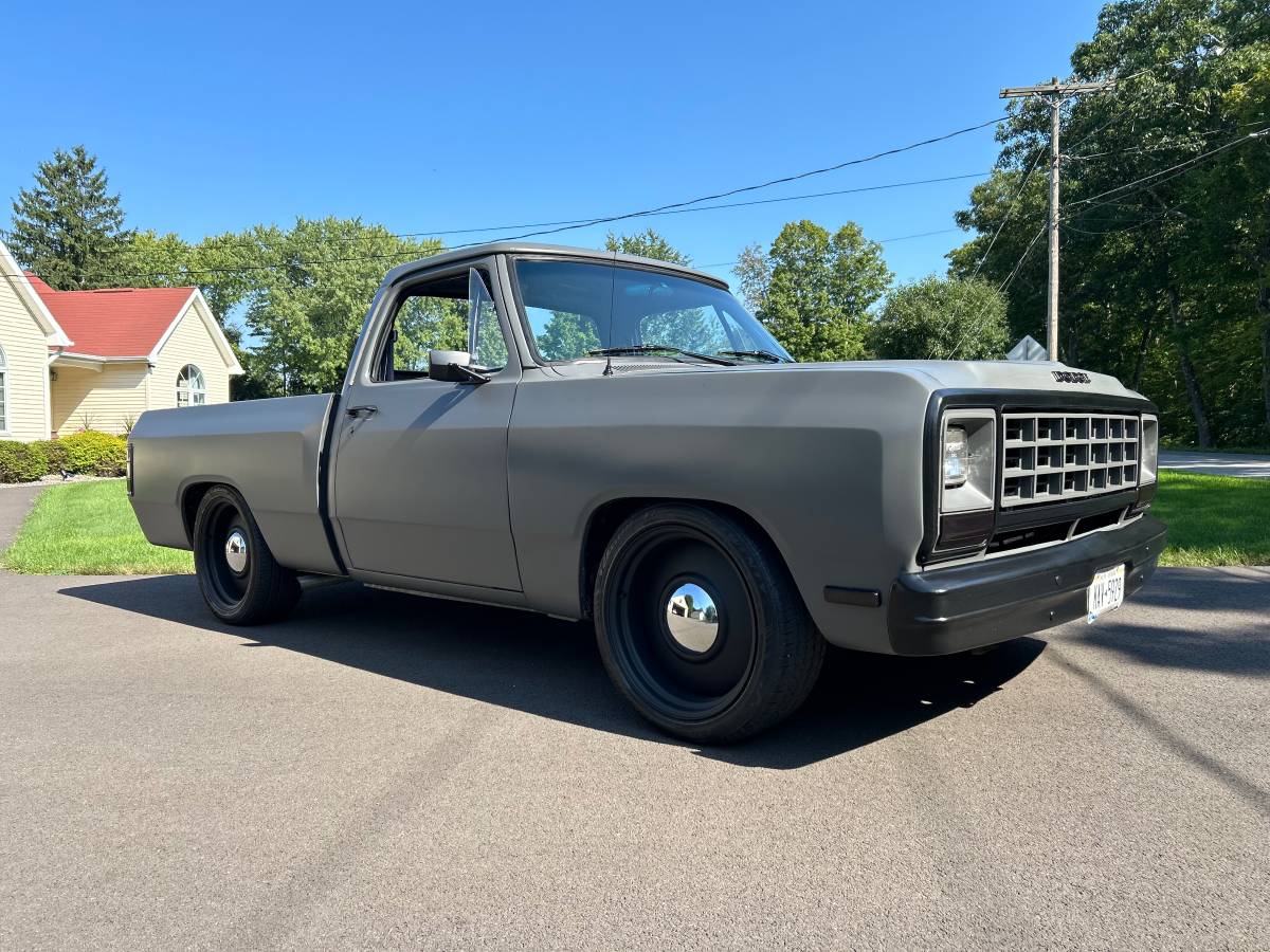 Dodge-d150-1984-grey-2