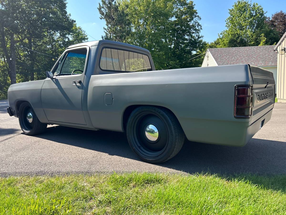 Dodge-d150-1984-grey-3