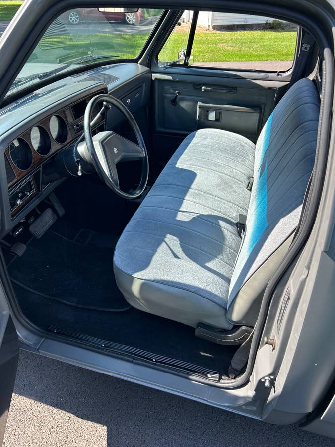 Dodge-d150-1984-grey-4