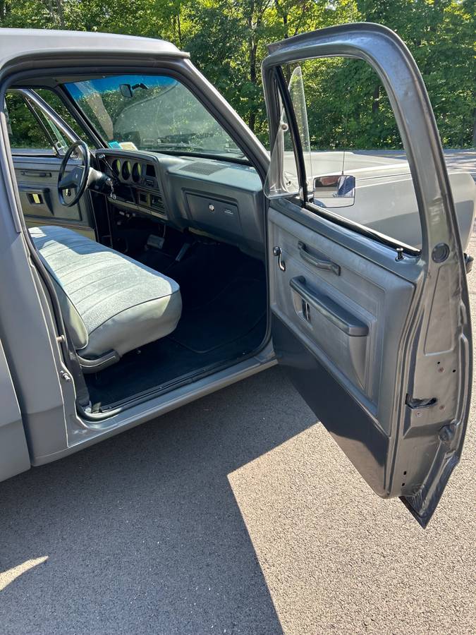Dodge-d150-1984-grey-5