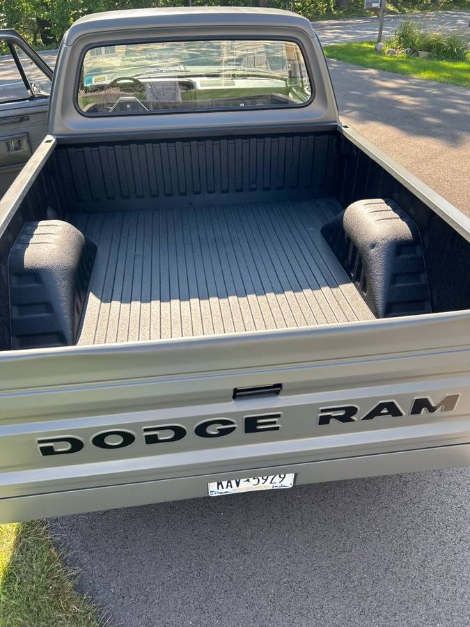 Dodge-d150-1984-grey-6