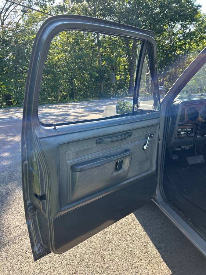 Dodge-d150-1984-grey-7