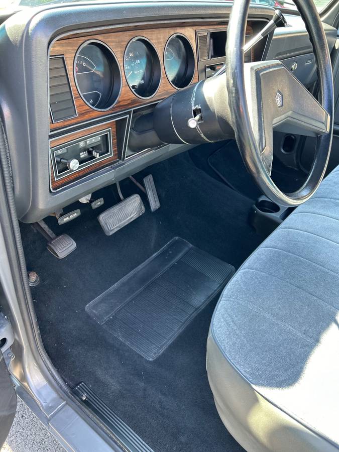 Dodge-d150-1984-grey-8