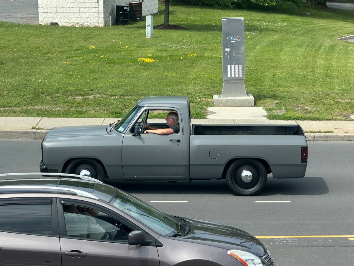 Dodge-d150-1984-grey
