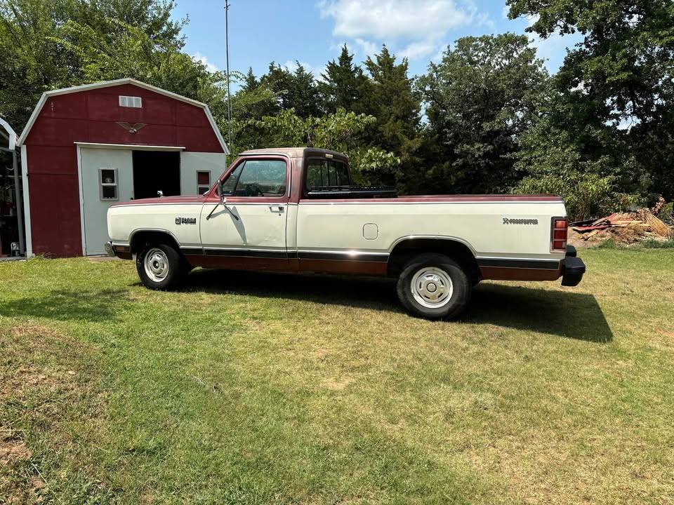Dodge-d150-1985-red-1