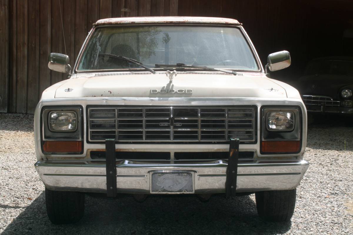 Dodge-d150-ram-1982-white-1