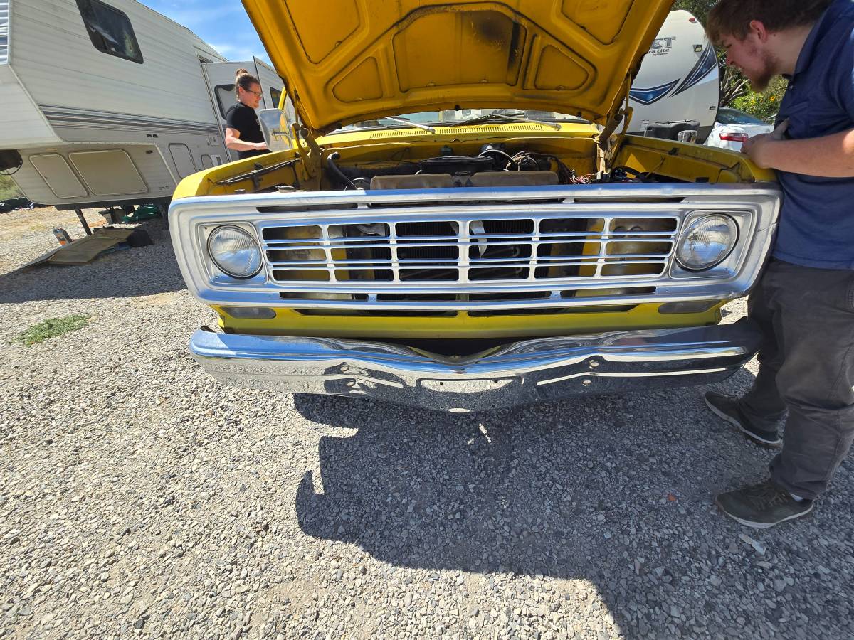 Dodge-d200-1976-yellow-1