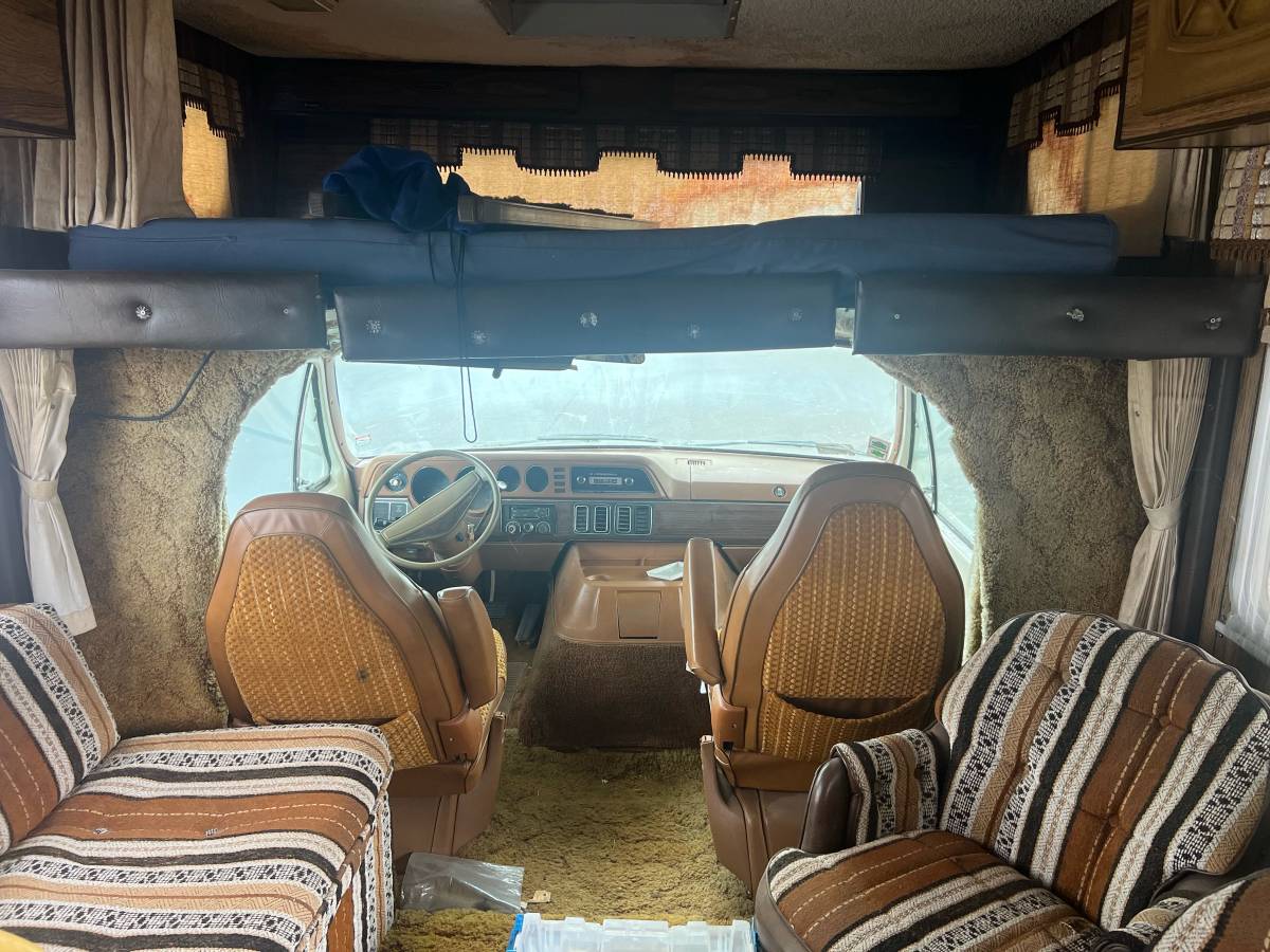 Dodge-grand-caravan-1978-white-1