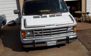Dodge-grand-caravan-1990-white-1