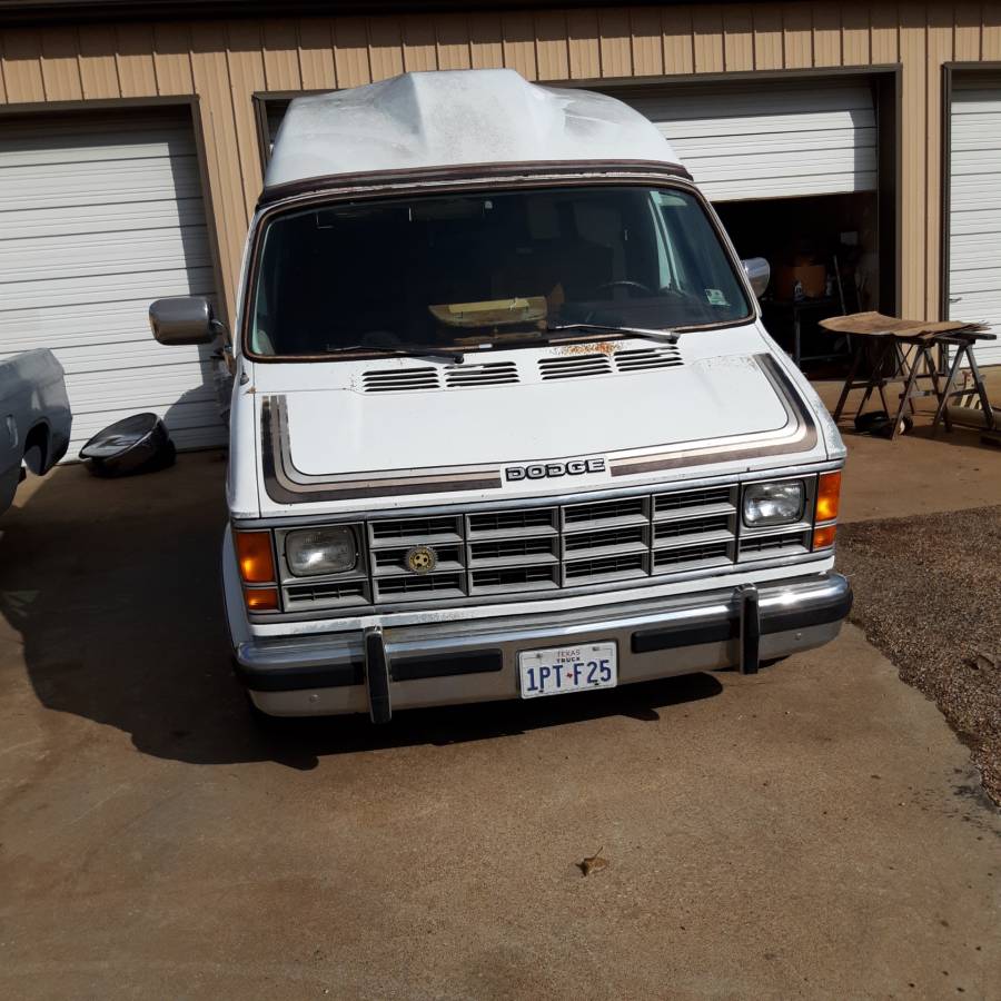 Dodge-grand-caravan-1990-white-1
