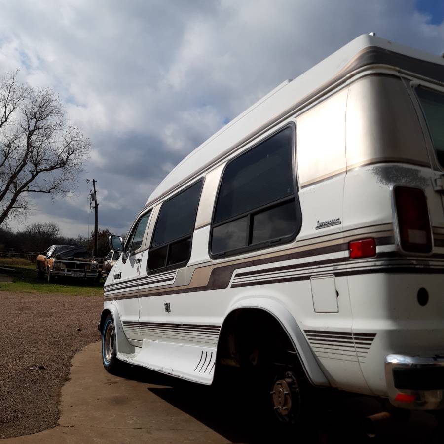 Dodge-grand-caravan-1990-white-2
