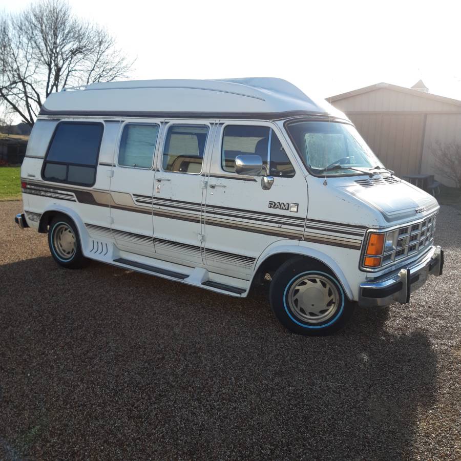 Dodge-grand-caravan-1990-white-4