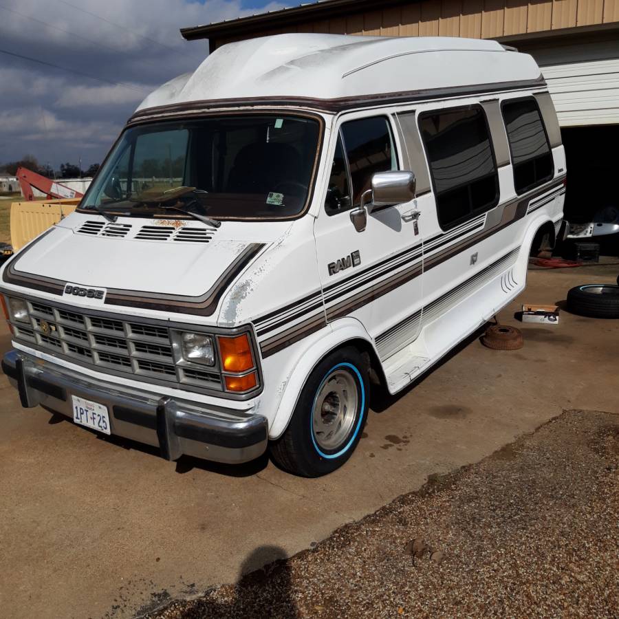 Dodge-grand-caravan-1990-white
