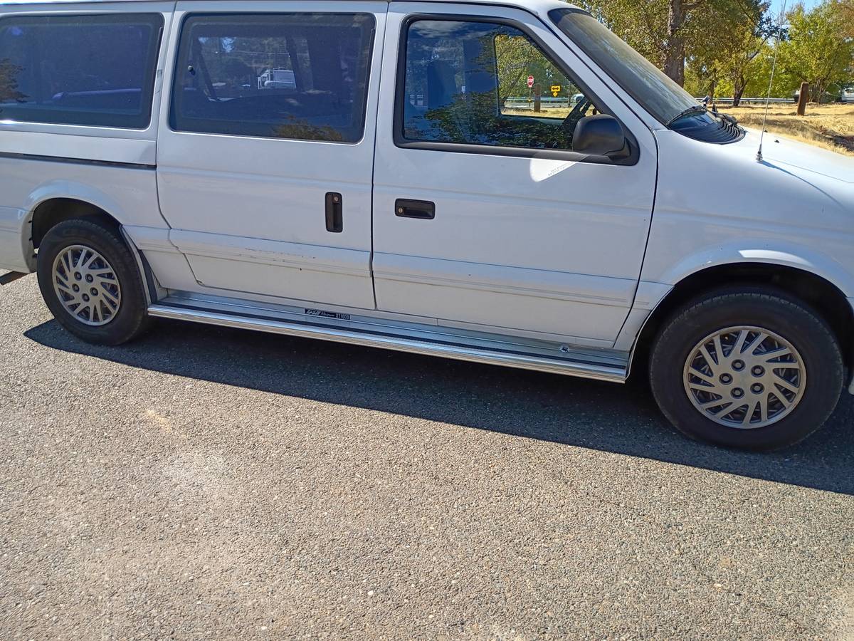 Dodge-grand-caravan-1994-white-1