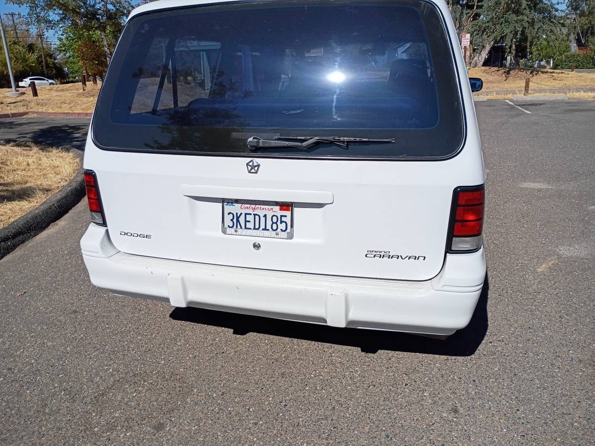 Dodge-grand-caravan-1994-white-2